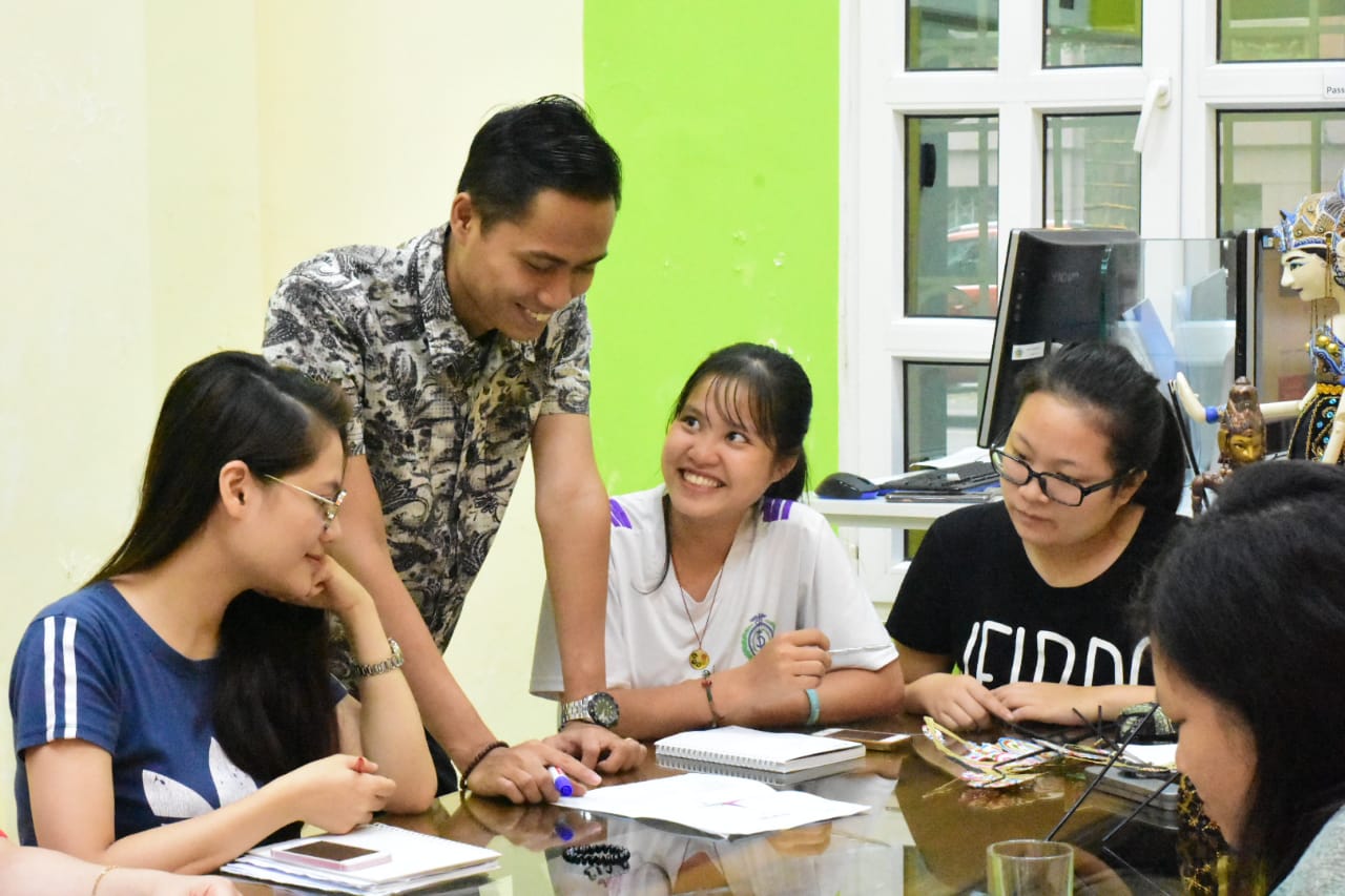 Dosen PBSI UMK mengajar di Hanoi University Vietnam